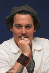 组图：德普宣传《莱姆酒日记》 浪子相十足拍写真