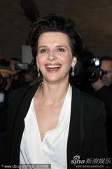 组图：《她们》柏林首映朱丽叶-比诺什热拥搭档