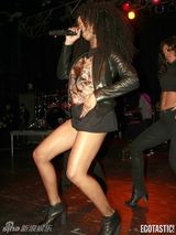 组图：R&B歌手布兰迪激情献唱泄裙下风光