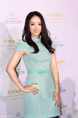 组图：董璇助阵中国国际时装周 蓝裙清新恬美