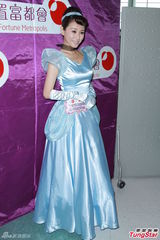 组图：刘心悠灰姑娘装扮亮相 不穿泳衣去沙滩