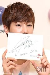 组图：韩团INFINITE出席代言品牌粉丝签名会