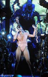 幻灯图集：蕾哈娜巡演 连身三角裤沿袭Gaga风潮