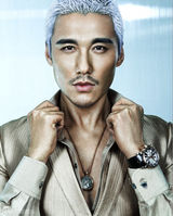 组图：胡兵时尚大片白发造型 未来感强帅酷