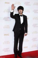 高清图：尹恩惠金秀贤JYJ亮相MBC演技大赏红毯