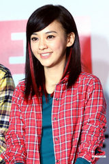 组图：陈柏霖携手陈意涵亮相代言清新时尚