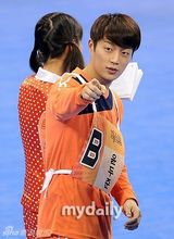 组图：EXO鹿晗等驰骋球场 Beast组进球获胜