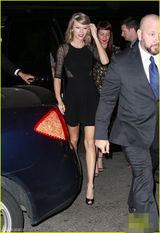 组图：斯威夫特镂空裙性感 腿部现奇怪红斑