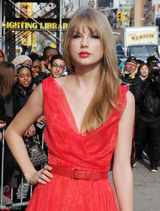 高清图：年度女人音乐奖泰勒-斯威夫特红裙美艳