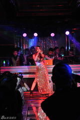 组图：孙敬媛演出现场遭冲动男粉丝撕裂长裙