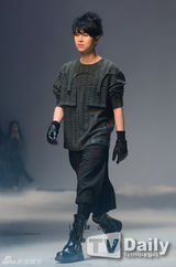 组图：T-ara孝敏等众星看秀 超短裙秀长腿