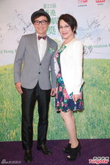 组图：香港舞台剧奖颁奖礼 黄秋生教张敬轩减压