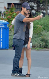 组图:狼人泰勒与大6岁女星约会 十指紧扣秀恩爱