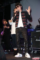 组图：方大同来台开唱黑超耍酷 陶晶莹亮相助阵