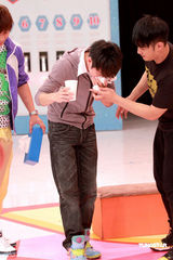 幻灯图：曾志伟主持节目 年轻艺人举止夸张尺度大