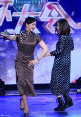 组图：那英《舞林大会》与金星共舞 隔空传情谢老公