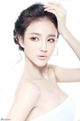 组图：刘雨欣春季清新妆容大片展现精致面容