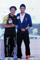 幻灯图：陈奕迅和羽毛球冠军林丹同台比拼球技