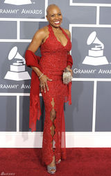 高清图：格莱美红毯 迪迪-布里姬沃特风韵犹存