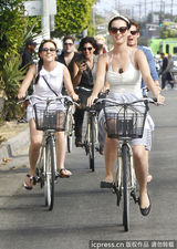 组图：凯蒂-佩里相约友人骑车 爆乳夹手机