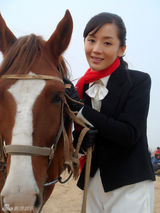 组图：《大营救》车永莉挑梁秀马技展飒爽英姿