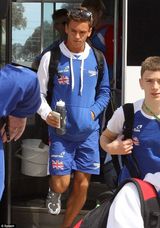 组图：英国跳水正太训练照曝光 俏皮扯泳裤自摸