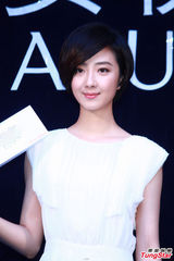 组图：桂纶镁长裙亮相代言优雅文静