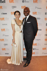 组图：章子怡裸色礼服亮相搭配复古发型