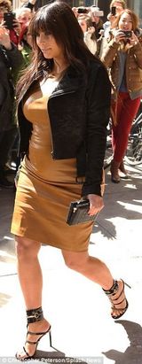 组图：卡黛珊挺大肚不忘扫货 与帅哥热聊狂放电