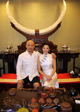 组图：张雨绮庆生办旗袍派对 王全安送香吻