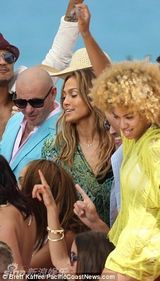 组图：洛佩兹拍新歌MV男友监场 绿色长裙秀美胸