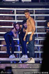 组图：比伯演唱会现场掏裤裆 撅屁露内裤尺度大