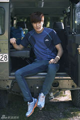 组图：李敏镐公开新广告拍摄现场 展帅男人魅力