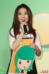 组图：S.H.E出席代言活动 圣诞节互交换礼物