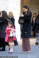 组图：凯蒂短讯不停似传情 苏瑞粉色呢外套甜美