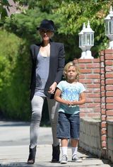 组图：酷妈格温-斯蒂芬妮型爆装扮带两子出行