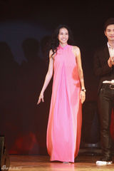 组图：莫文蔚成空中飞人演绎红与黑 李玟耀眼出场