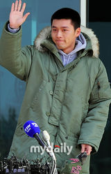 组图：韩国演员玄彬入伍现场 流泪表达谢意