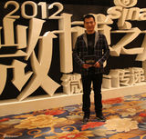 组图：黄健翔“防毒”造型亮相 期盼清新空气