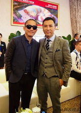组图：甄子丹出席东方影都启动 与朋友相谈甚欢