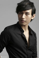 组图：成毅写真阴柔阳刚并重 被称戏痴