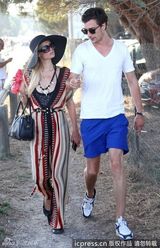 组图：希尔顿度假心情好 挥手和狗仔打招呼