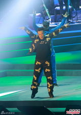 组图：陈奕迅澳门癫狂开唱 猛甩布条歌衫潮翻天