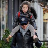 幻灯：“金刚狼”爱女骑父做鬼脸 表情丰富可爱