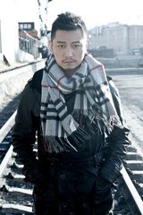 组图：张洪睿金属迷情写真 引领冬日混搭潮流