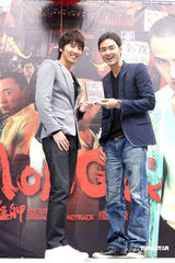 幻灯图：《艋舺》原声庆功会 阮经天赵又廷叫卖