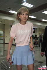 组图：西野加奈短裙登台 气质娇俏可爱十足