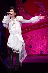 高清图：萧敬腾个唱边唱边跳 另类造型吸睛