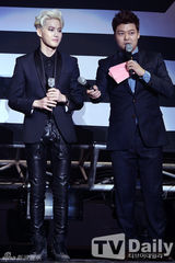 组图：EXO办回归秀咆哮掀高潮 女歌迷激动晕倒