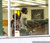 组图：小贝空手道课表情严肃 被儿子乱棍猛打忙逃跑